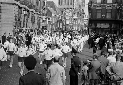 127477 Afbeelding van het defilé van de deelnemers aan de Avondvierdaagse langs het bordes van het Stadhuis ...